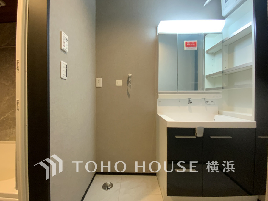 十分な大きさの洗面台は収納もさる事ながら、身だしなみチェックや歯磨きなど、朝の慌ただしい時間でもホテルライクなスペースで余裕とゆとりを感じて頂けます。