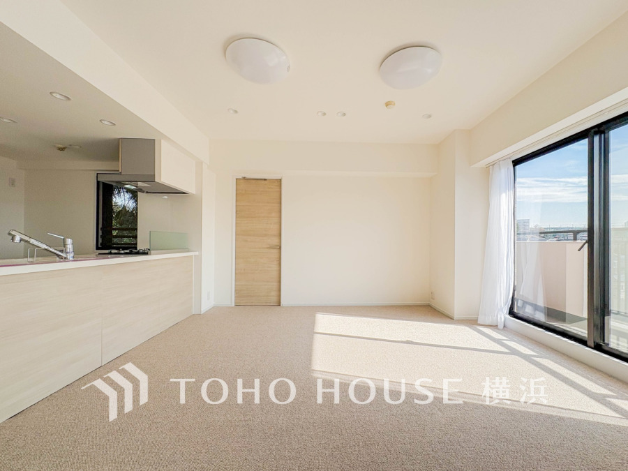 広々としたリビングダイニングは、シックでモダンな内装。落ち着いた雰囲気に包まれて、伸びやかな空間の中で、ゆったりと家族団らんのひとときを過ごせます。
