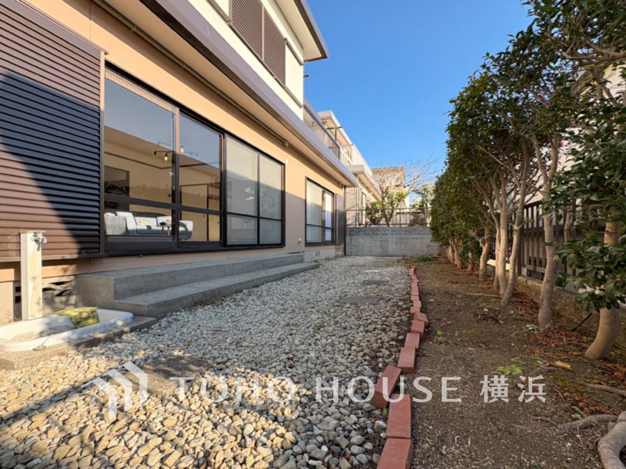 建物に沿って広がる庭は、日当たり良好で開放感たっぷり。お子様と家庭菜園を楽しんだり、家族の思い出を育むプライベート空間です。