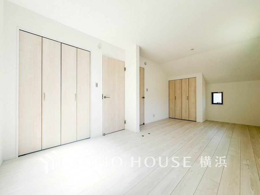 9.9帖の洋室は分割しても二部屋それぞれに窓とクローゼット付き。