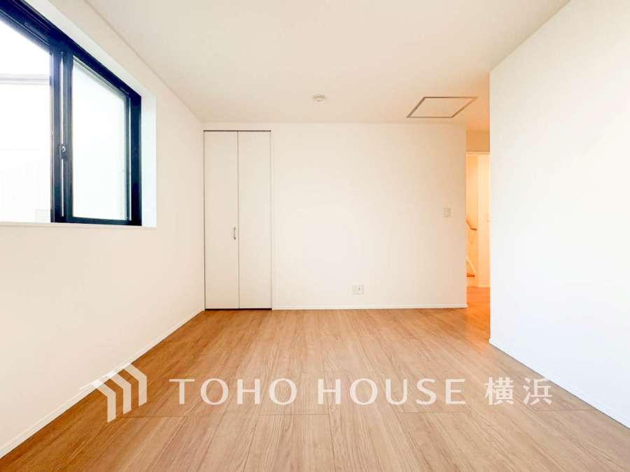 シンプルな内装と明るい空間で、自分らしい空間づくりを思い切り楽しめそうです。穏やかな陽射しが、ゆったりとした寛ぎの時間を包みます。