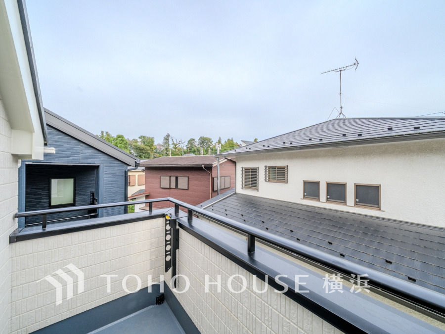 たっぷりの陽光が差し込む南向きのバルコニー。周辺には陽射しを遮る高い建物がなく、太陽の恵みを存分に享受できます。爽やかな風と暖かな陽射しが紡ぐハーモニーが日々の暮らしのBGMに。