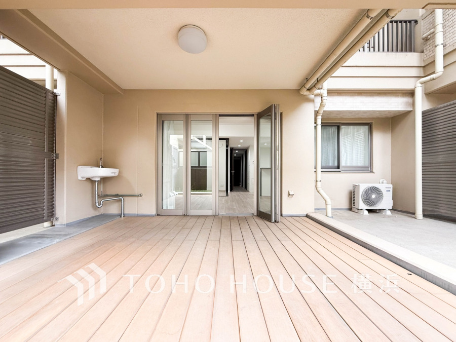 約10帖のオープンエアリビングバルコニーは魅力のアウトドア空間です。