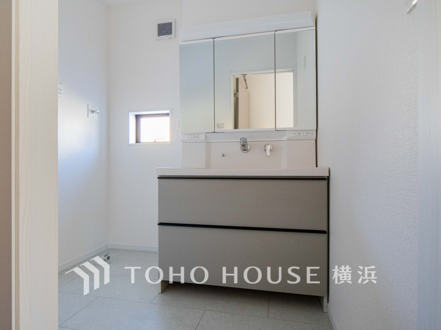 十分な大きさの洗面台は収納もさる事ながら、身だしなみチェックや歯磨きなど、朝の慌ただしい時間でもホテルライクなスペースで余裕とゆとりを感じて頂けます。