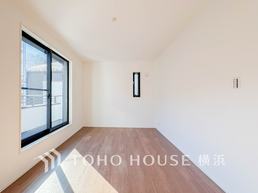 大きな窓から自然光が差し込む、明るく開放的なシンプル空間。多用途に使える快適な居室です。