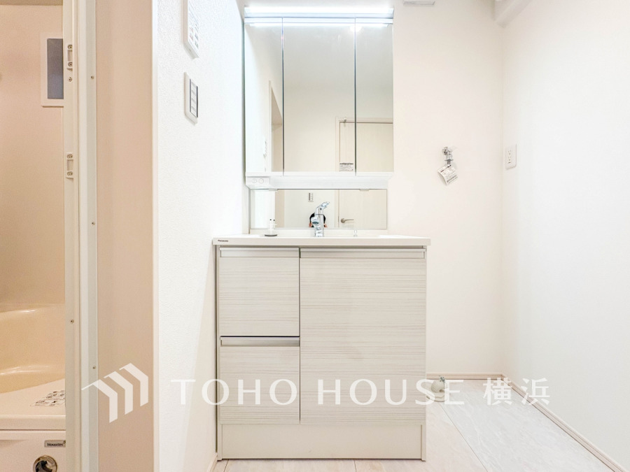 十分な大きさの洗面台は、身だしなみチェックや歯磨きなど、朝の慌ただしい時間でも余裕とゆとりを感じて頂けます。