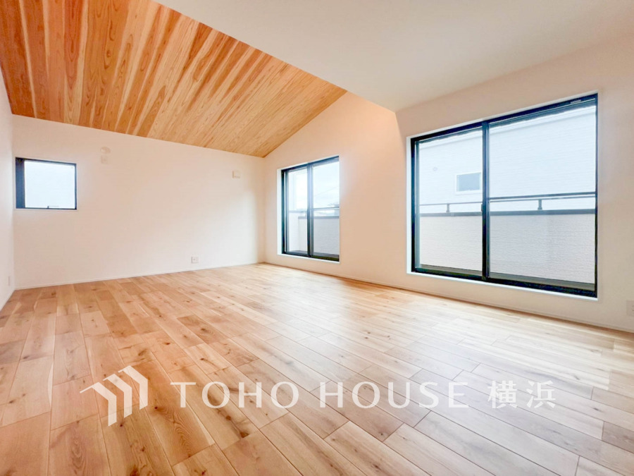 開放的な広さと2面採光がもたらす、光溢れ豊かな居住空間はこの住まいのクオリティを感じさせてくれます。豊かな時間が流れるこの場所に暮す喜び