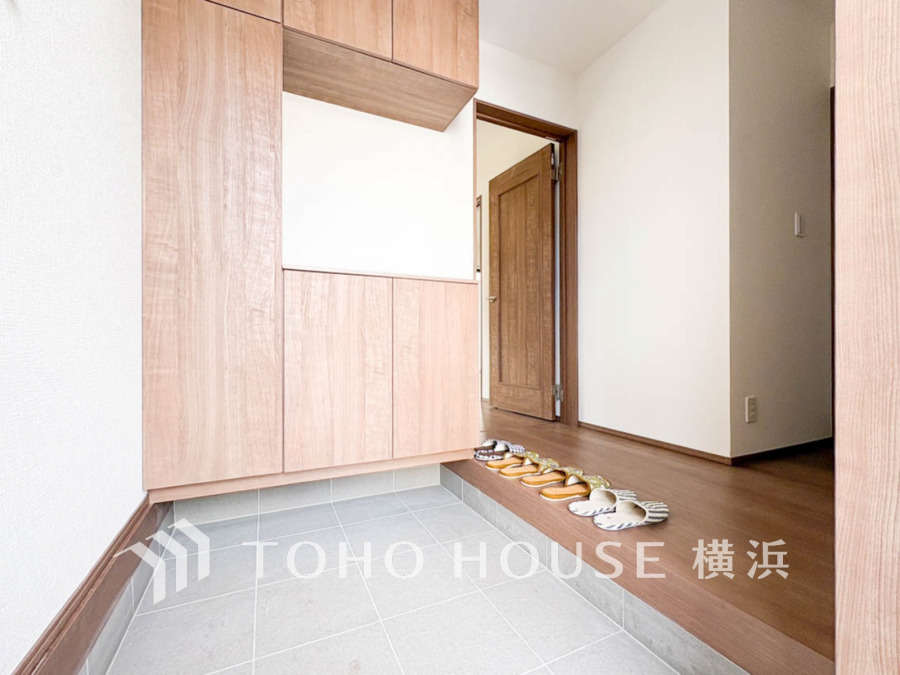 お客様をお迎えする玄関は落ち着いた雰囲気。帰り着くたびに洗練されたテイストの空間に迎えられ誇りと喜びを感じる玄関まわりです。
