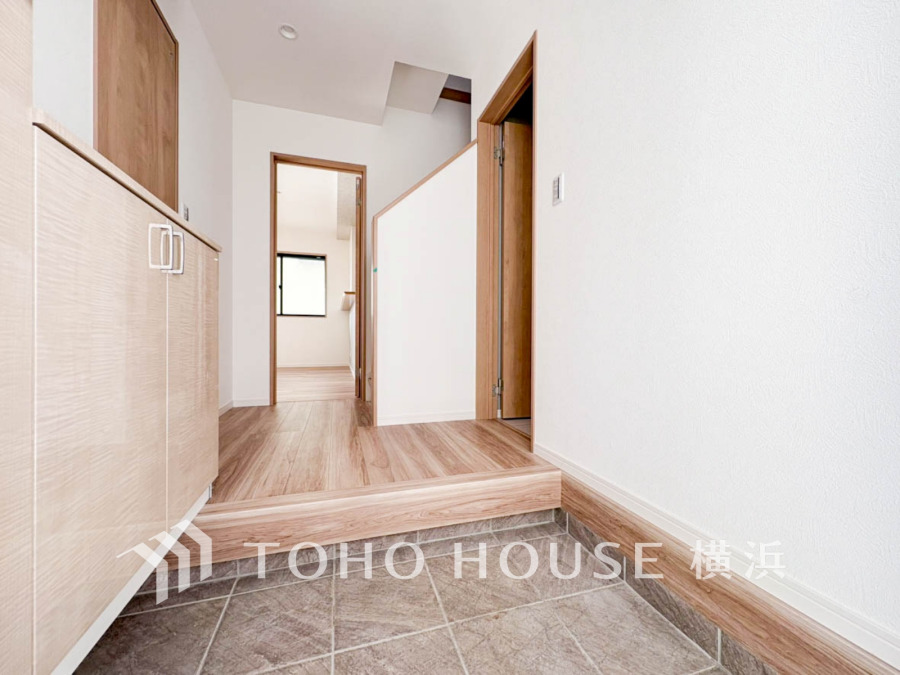 明るく清潔感のある玄関ホール。収納豊富なシューズボックスで、すっきり片付いた空間を実現します。