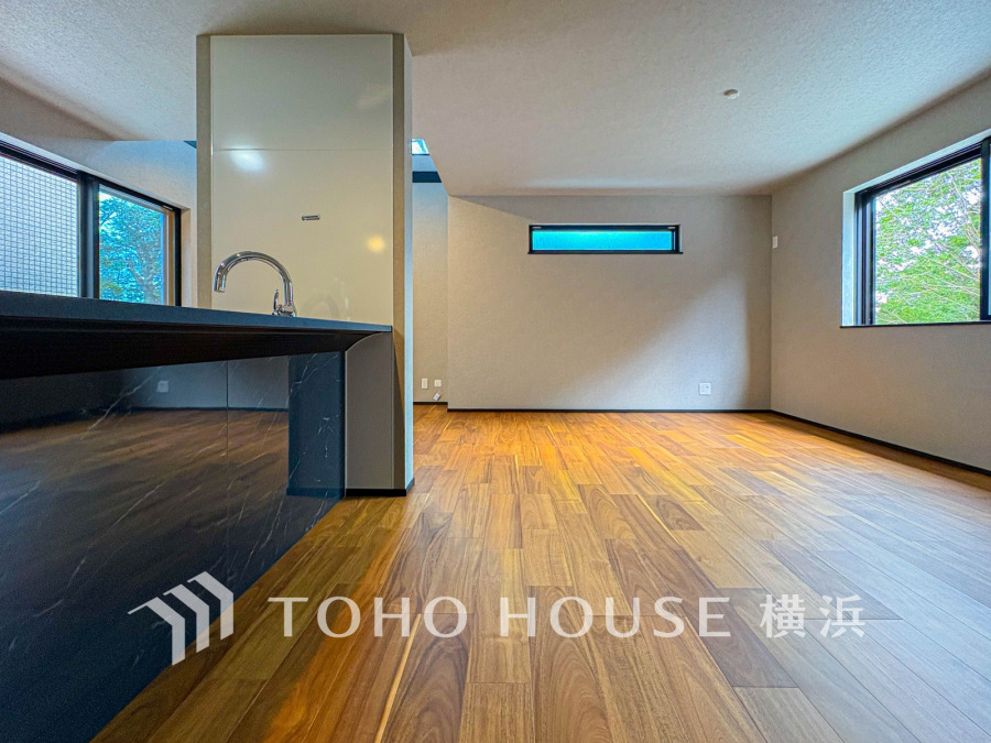 明るく開放的な空間が広がるLDK。室内には豊かな陽光が注ぎ込み、爽やかな住空間を演出。