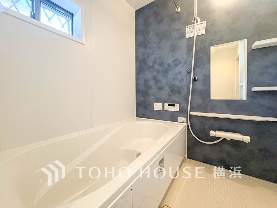 1日の疲れを癒すバスルームは、心地よいリラックスを叶える清潔感溢れる美しい空間です。心からゆったりと寛いでいただけるよう、ゆとりのスペースを確保してます。