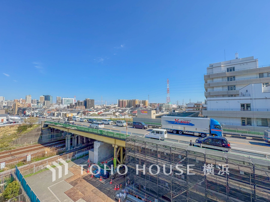 手を伸ばせば、ふれることが出来そうな環境が、そのままインテリアになったような印象です。その豊かな眺望にふさわしい空間には、通風・採光にも優れ、心地よい光と風があふれています。