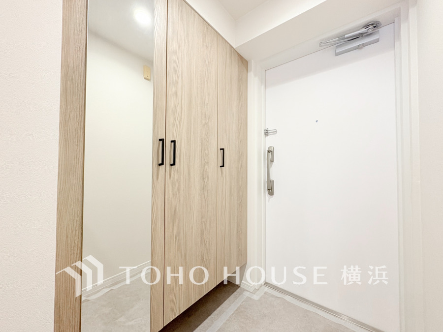 玄関には、お出かけ前の身だしなみチェックに便利な大型のミラーのついたシューズボックスを設置。
