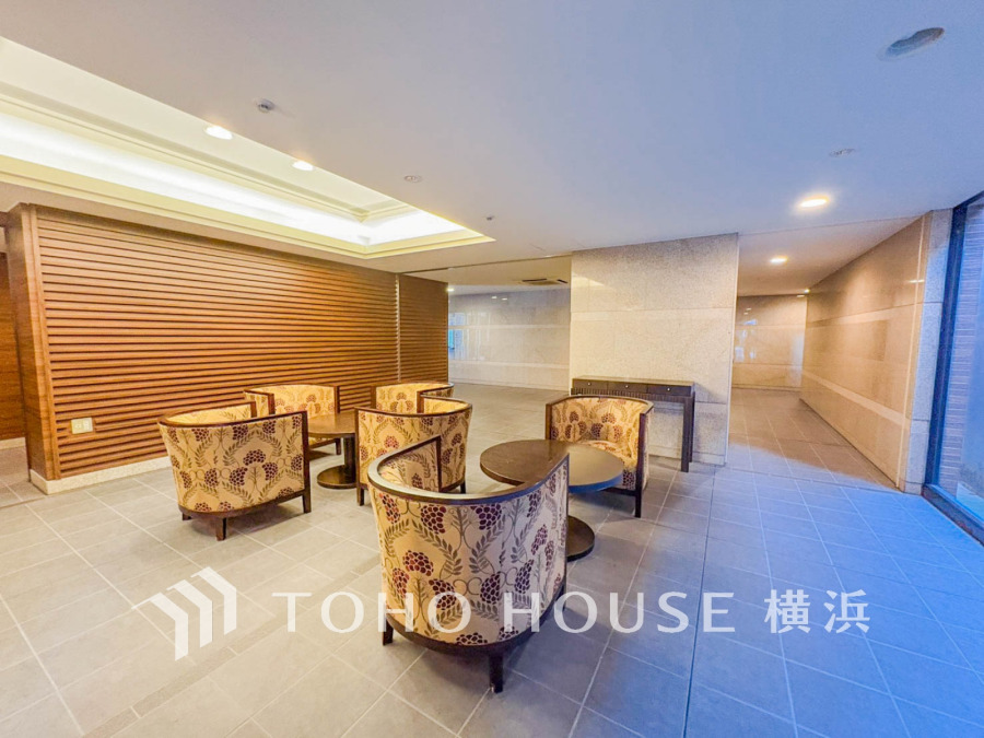 エントランスは毎日の行き帰りで使う大事な空間です。明るい基調で華やかなデザインなので、毎日も気持ちよく、またご友人なども素敵に迎え入れられます。