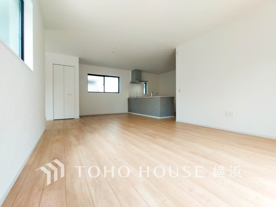 明るく開放的な空間が広がるゆったり23.7帖のLDK。嬉しい床暖房付きです。