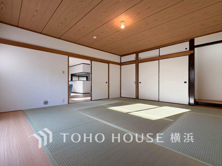 温もりを感じる木目天井と畳の和室は、お子様の遊び場やお昼寝スペースに最適です。家族みんなでくつろぎ、穏やかな時間を過ごせる空間です。