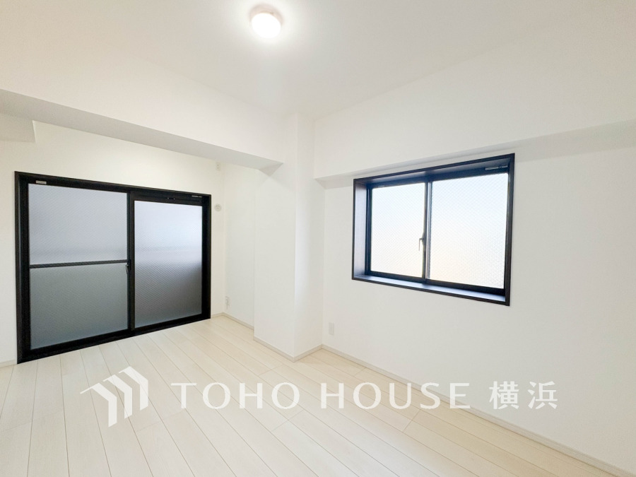 明るい2面採光の6.6帖の洋室。両面バルコニーならではの開放的な空間です。