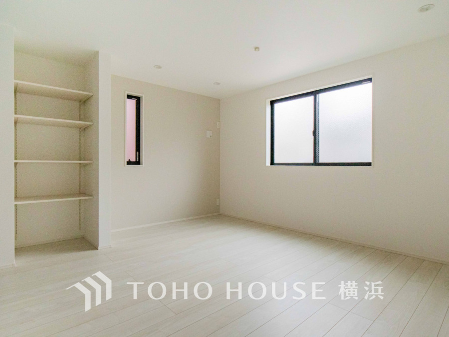 開放的な広さと３面採光がもたらす、光溢れ豊かな居住空間はこの住まいのクオリティを感じさせてくれます。豊かな時間が流れるこの場所に暮す喜び
