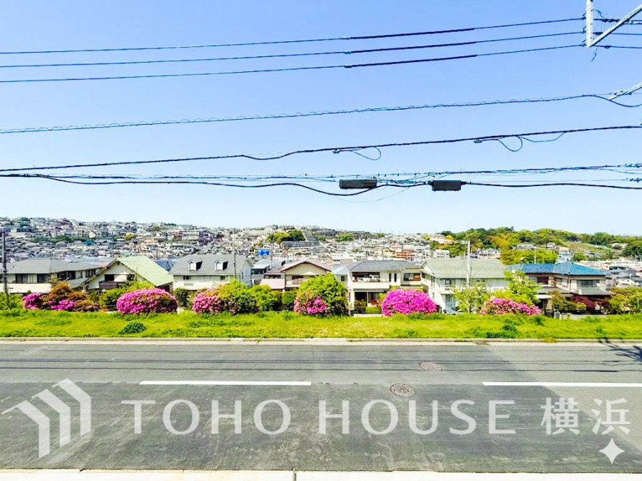 【2026年4月撮影】この開放感ある眺望と共に閑静な住宅街の季節感を演出する四季折々の変化を楽しめる心地よい場所となることでしょう。