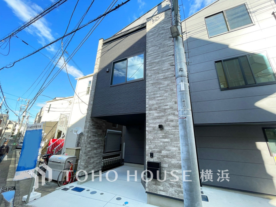ふりそそぐ陽射しと開放的な空間形成。青空を背景に更なる美しさを醸す佇まい。暖かな陽光と爽やかな風がハーモニーを奏でる上質な空間を愉しむ暮らしがここにある。