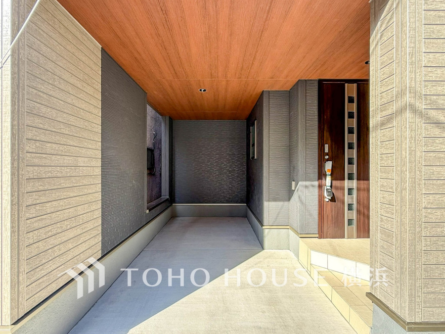 ビルトインガレージタイプのカースペース。お洒落なだけでなく、雨や風から愛車を守り、お車の乗り降りや荷物の積み下ろしもラクラク。