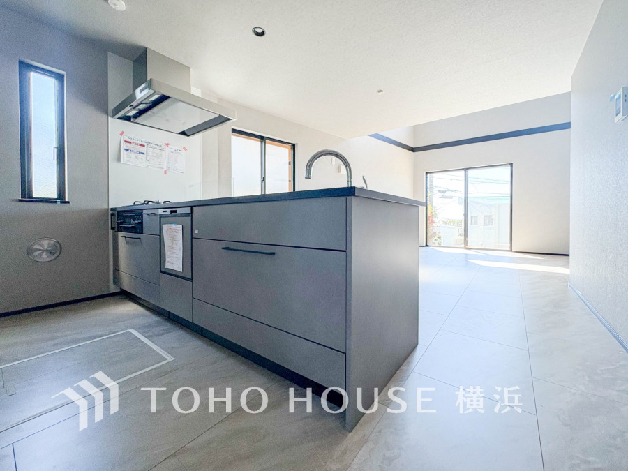 誰もが使いやすいデザインにこだわったキッチン。プライベートスペースを彩るインテリアとしての美と、快適な日常を支える機能性と強さがひとつになったキッチンです。