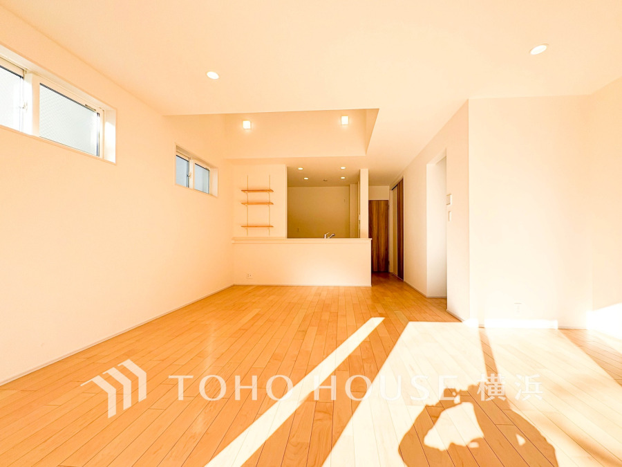 やわらかな陽射しがふりそそぎ、室内に開放感と爽快感をもたらします。
