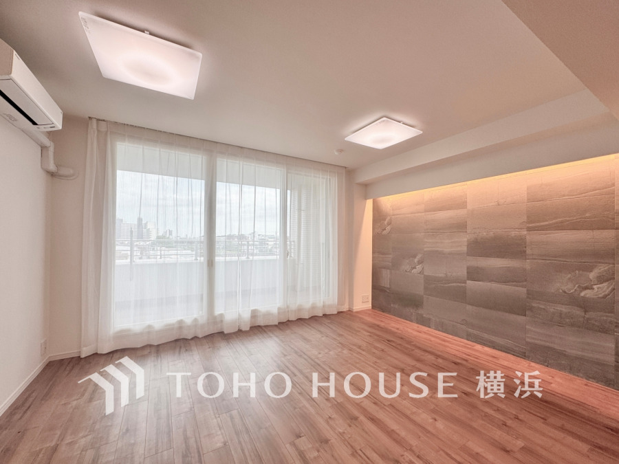 豊かな光が床材を照らしだすひと時、この場所には落ち着きと上質な空気感が流れます。ご家族やお友達との時間など、多くの時を刻む空間。何気なく過ぎる時でさえも上質なひと時となる快適な空間を目指して。