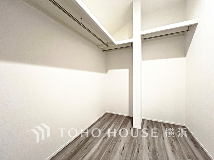 ひと目で収納物を確認できるウォークインクロゼットは、ゆとりの広さを備えた大型収納。数多くの衣類に加え、足元には引出しや衣装箱、シューズボックスなども収納することができます。