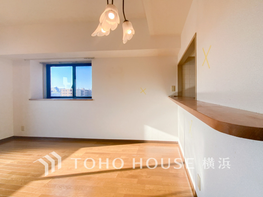 明るく開放的な空間が広がるLDK。室内には豊かな陽光が注ぎ込み、爽やかな住空間を演出。
