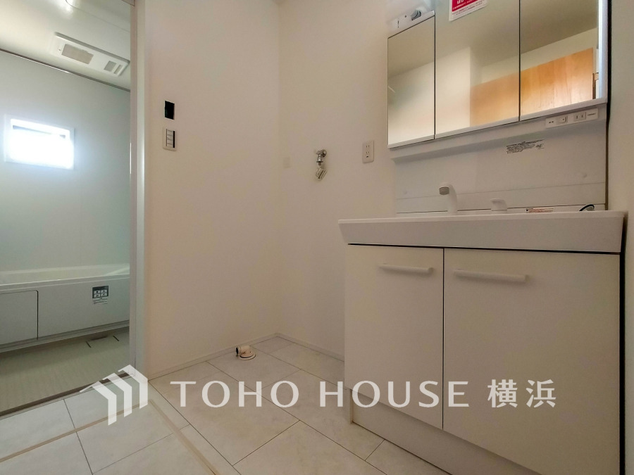 使いやすい機能が備えられた清潔感溢れる洗面空間。収納も充実しています。
