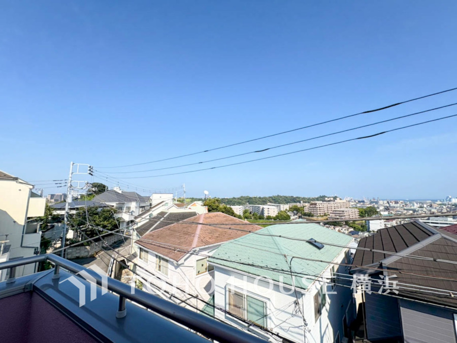 陽射しとともに、少しずつ装いを変える街の景観から、星空が地上に映りこむかのような夜景の煌きまで、この街ならではの美しい風景。手を伸ばせば触れることができそうな潤う翠、広がり豊かな眺望も魅力。