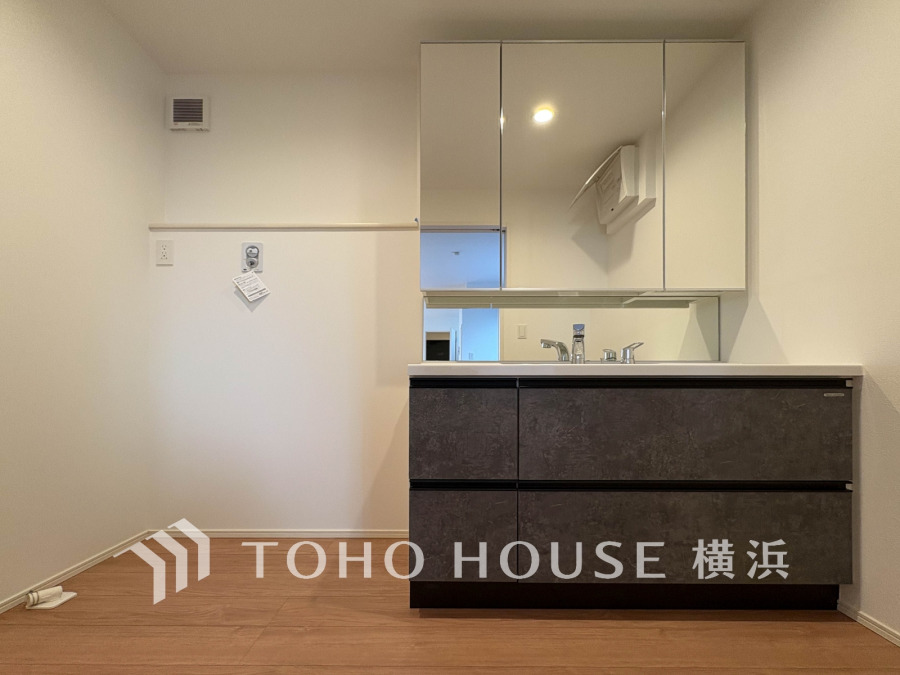 脱衣スペースを含む空間はゆとりの広さを設け、また洗面化粧台の鏡の後ろに収納スペースを設ける事により、散らかりやすい洗面スペースをスッキリ保てます。