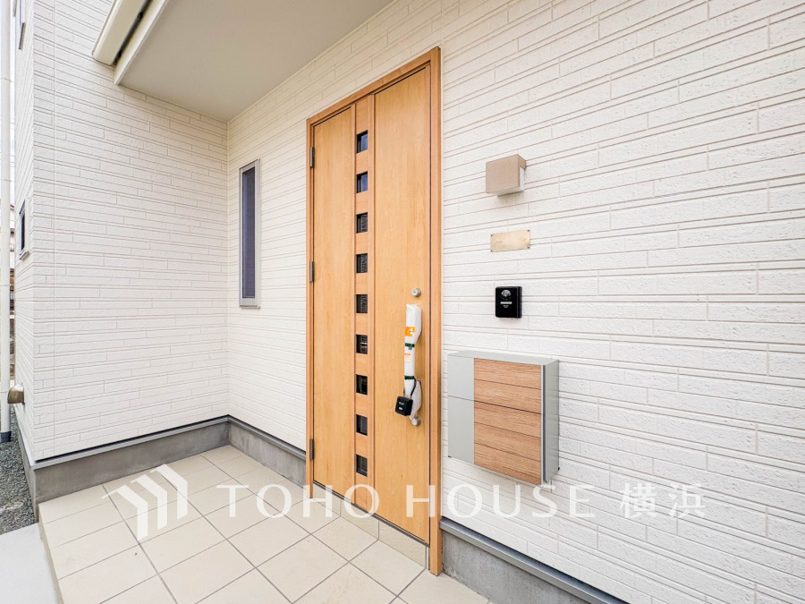 お客様をお迎えする玄関は落ち着いた雰囲気。帰り着くたびに洗練されたテイストの空間に迎えられ誇りと喜びを感じる玄関まわりです。