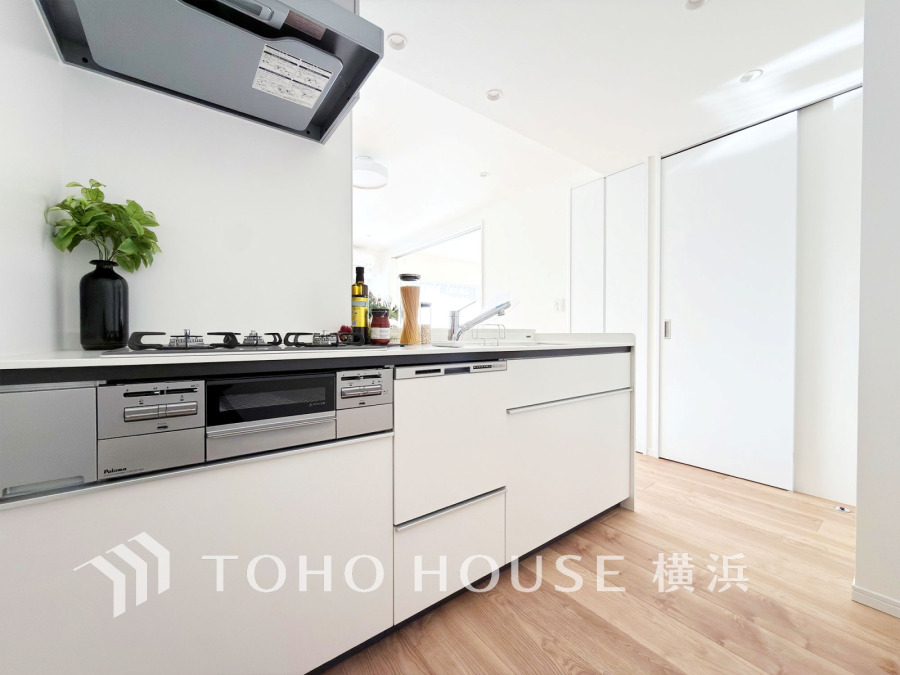 広く取られた対面キッチンは、リビングで寛ぐご家族と会話をしながらお料理が出来ます。ホワイトを基調とした明るいカラーの清潔感のあるデザインです。