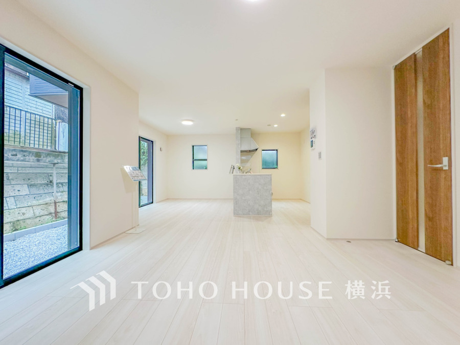 明るく開放的なリビングダイニングは、大きな窓から自然光がたっぷり入る快適空間です。