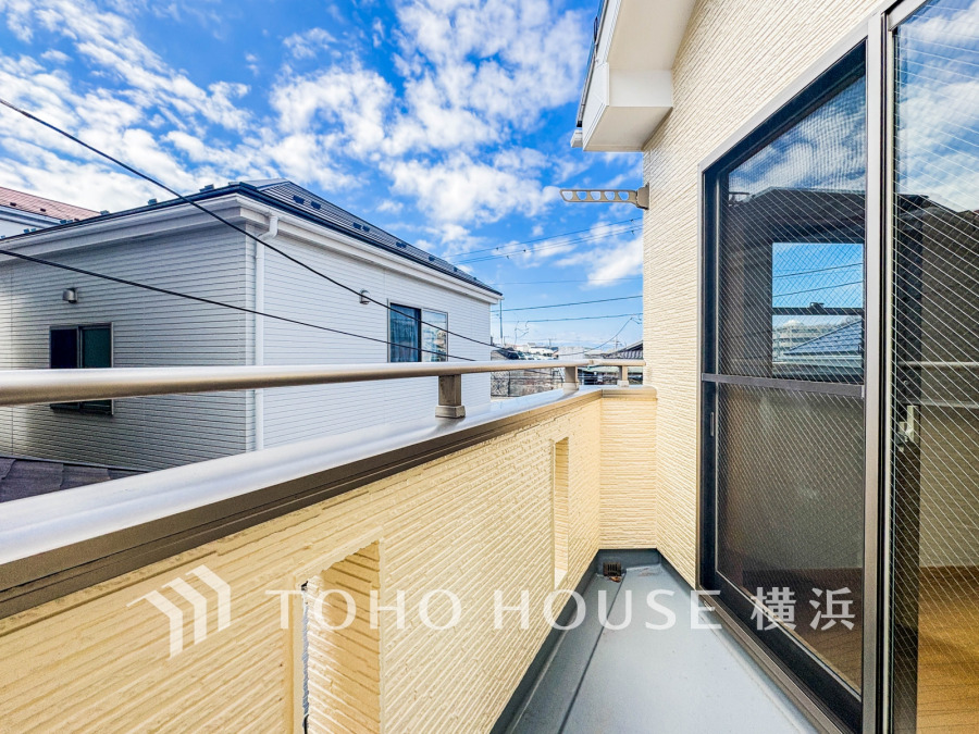 暮らしの中で光と風を演出してくれるバルコニー、見事なまでの開放的な空間を演出しながら、プライベート性も確保された空間は我が家の自慢。