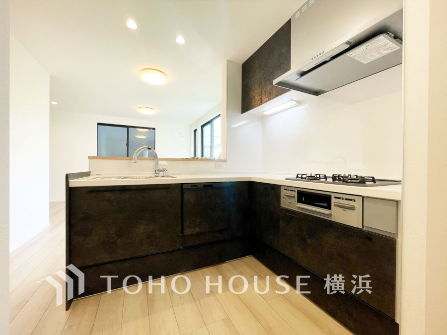 広く取られた対面キッチンは、リビングで寛ぐご家族やゲストと会話をしながらお料理が出来ます。Ｌ字型キッチンなので、家事がしやすく無駄のない動線がうれしい空間。