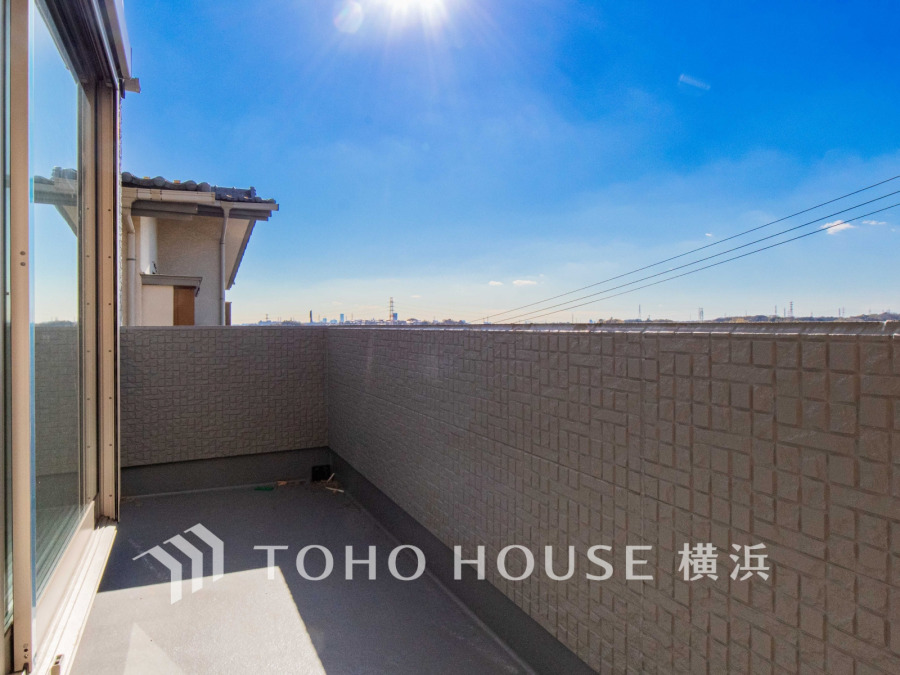 暮らしの中で光と風を演出してくれるバルコニー、見事なまでの開放的な空間を演出しながら、プライベート性も確保された空間は我が家の自慢。