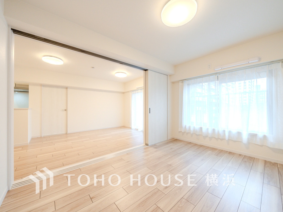 シンプルな内装と明るい空間で、自分らしい空間づくりを思い切り楽しめそうです。穏やかな陽射しが、ゆったりとした寛ぎの時間を包みます。