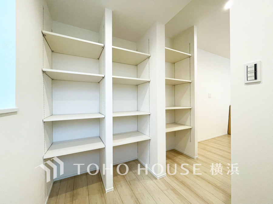 開放的なキッチン空間にはオープンパントリーなどの収納も充実。