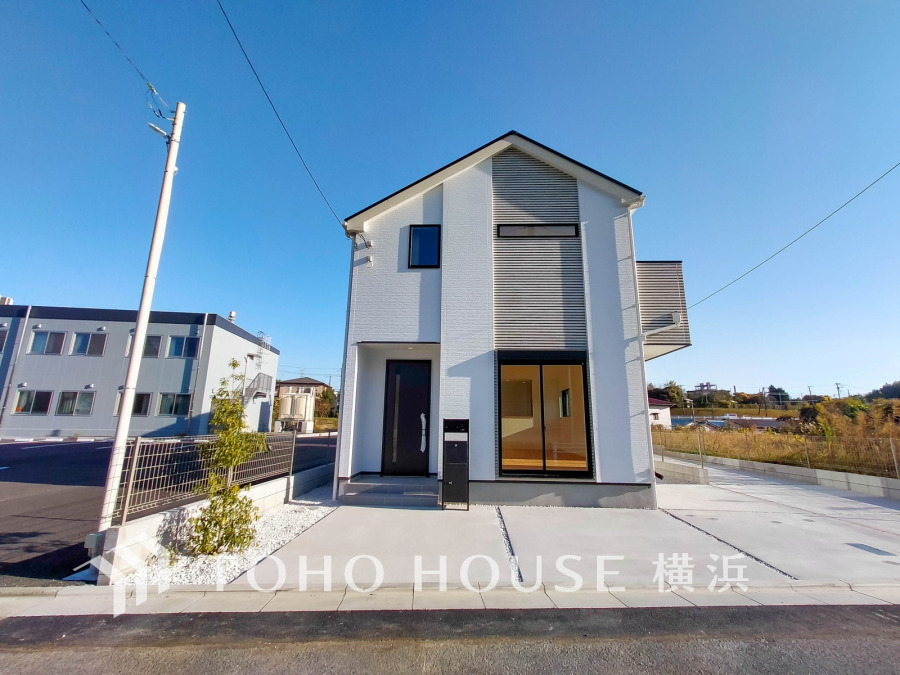 陽当たり良好なシンプルモダンの新築のお住まい。広々とした駐車スペースと明るい室内が魅力です。