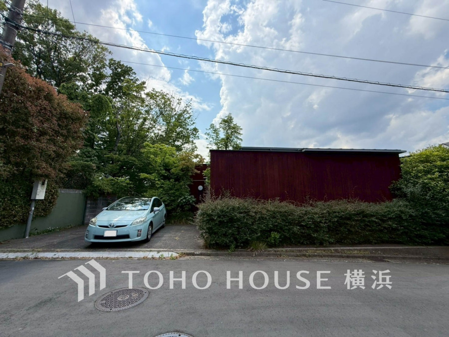 植栽の位置や開放的なエクステリアも含めて美しくトータルにデザインされています。時間のゆとりと空間、爽やかな陽光がもたらす光と風を贅沢なまでに感じる暮らしが始まります。