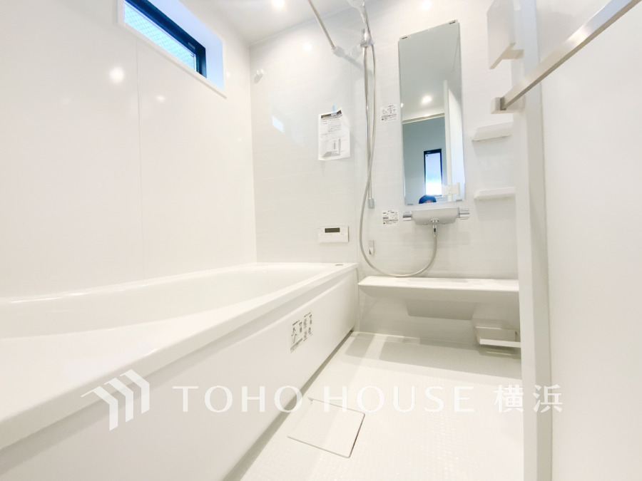 清潔感あふれるホワイト基調の浴室は、ゆったりとしたバスタブと使いやすいシャワースペースを備えています。