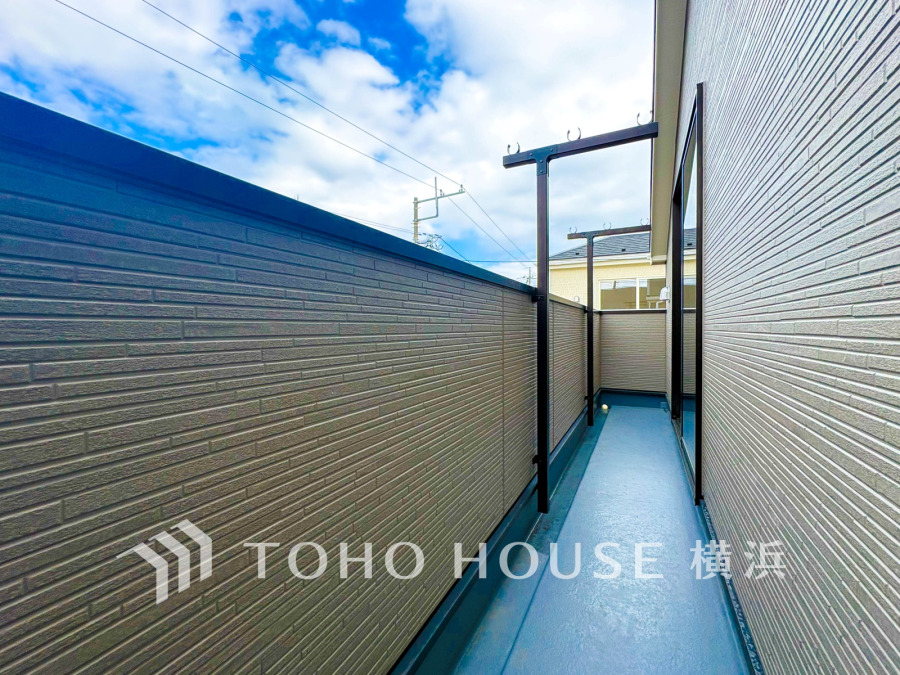 ずっと太陽を感じる事ができるのは、遮るものが視界に無いから。彼方に広がる風景が絵画のように広がります。