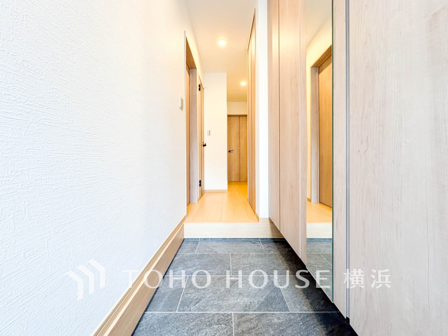 お客様をお迎えする玄関は落ち着いた雰囲気。帰り着くたびに洗練されたテイストの空間に迎えられ誇りと喜びを感じる玄関まわりです。