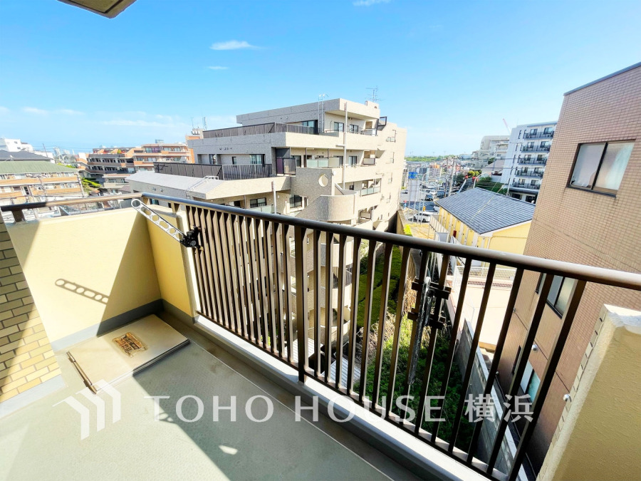 手を伸ばせば、ふれることが出来そうな環境が、そのままインテリアになったような開放的な空間。