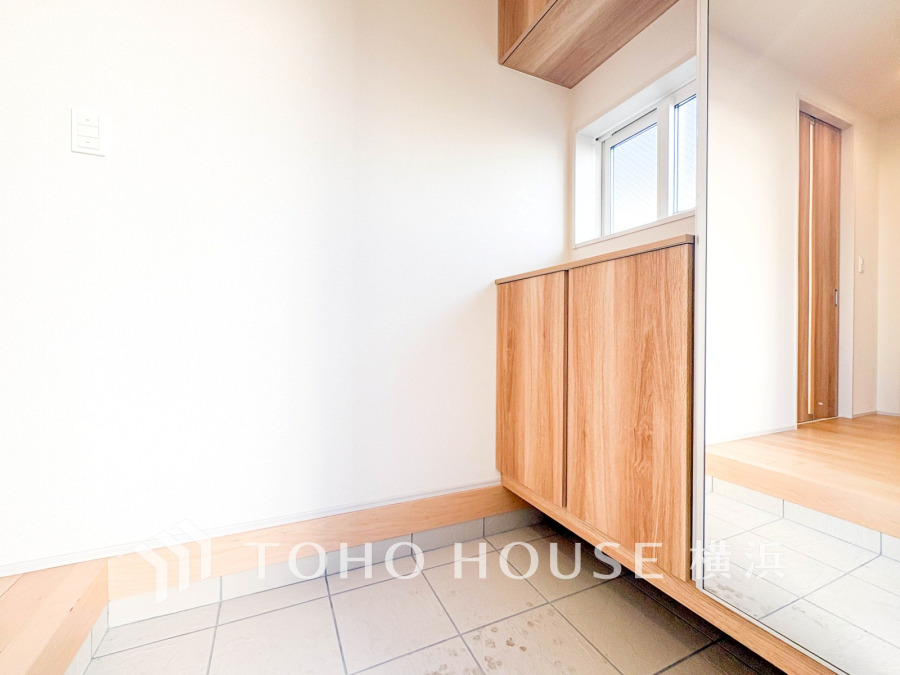 明るく広々とした玄関は、収納力のあるシューズボックスと大きな鏡で使い勝手も良好です。