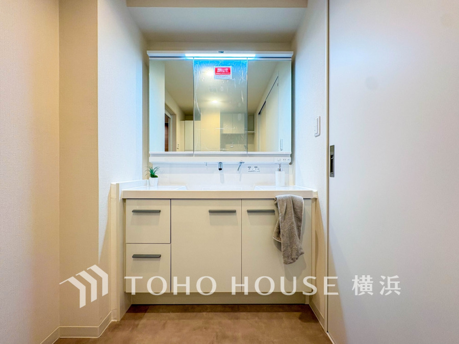 十分な大きさの洗面台は、身だしなみチェックや歯磨きなど、朝の慌ただしい時間でも余裕とゆとりを感じて頂けます。