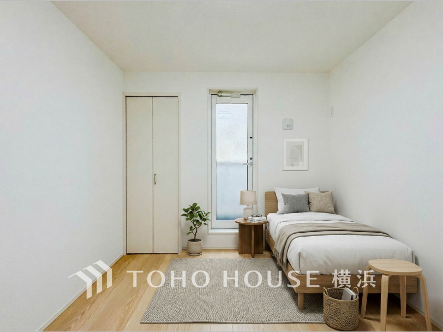 シンプルで清潔感あふれる寝室。収納付きでスッキリ片付き、自然光が優しく差し込む快適な空間です。（装飾品はAI加工です）